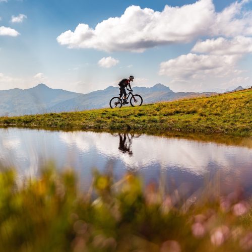 Op de e-mtb langs een bergmeer.