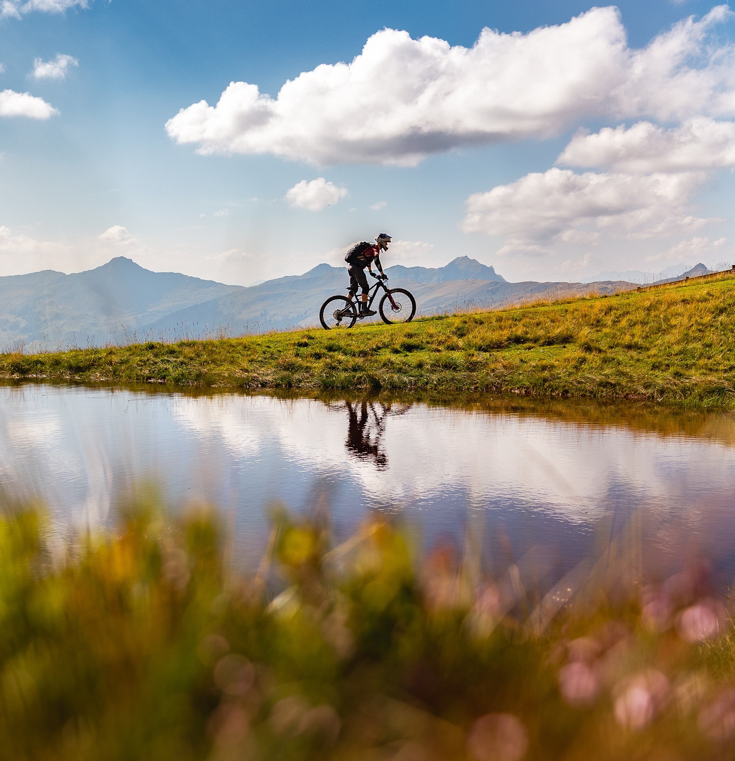 Op de e-mtb langs een bergmeer.