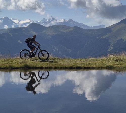 E-mtb bergmeer en uitzicht op de alpen.