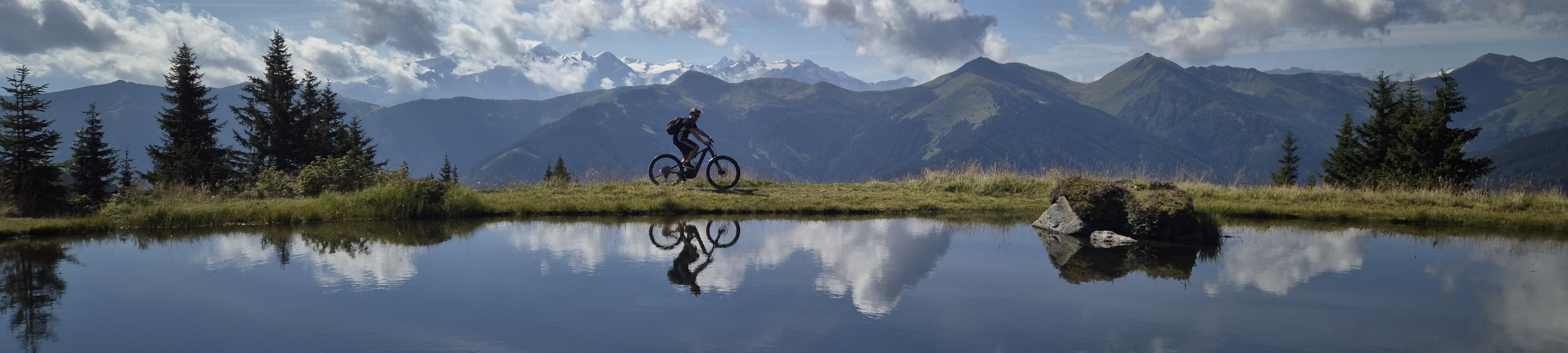 E-mtb bergmeer en uitzicht op de alpen.