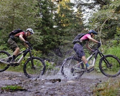 E-MTB uitdagende trail door beekje
