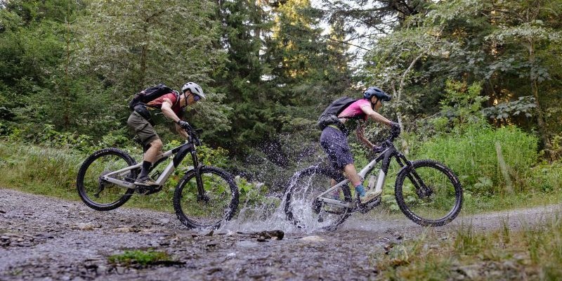 E-MTB uitdagende trail door beekje
